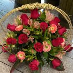 Canasta tipo estera con rosas fucsia